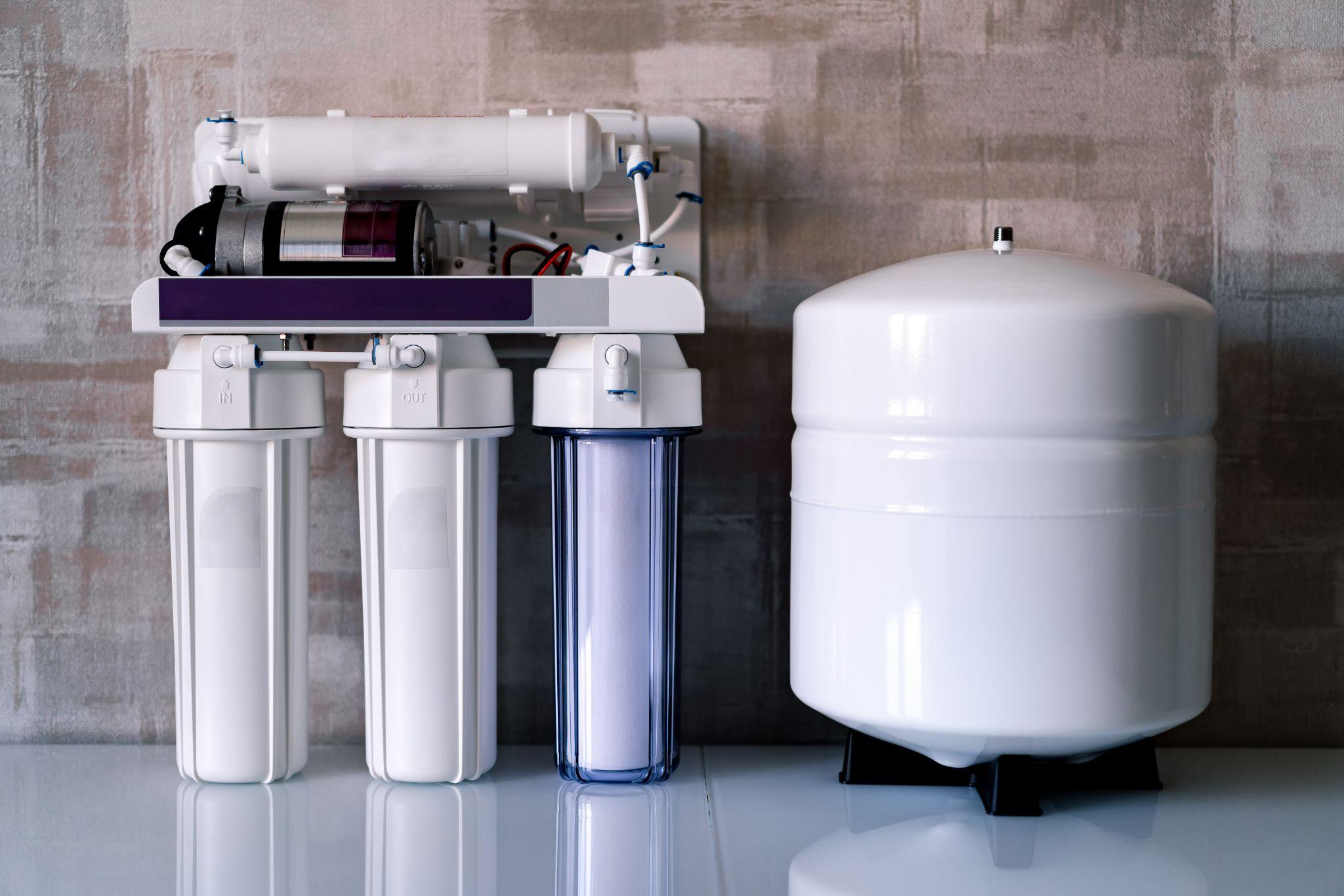 Reverse osmosis drinking water system with storage tank